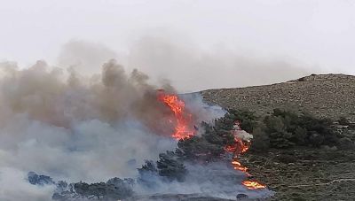 Φωτιά στην Πάρο - Ήχησε το 112 ενώ στη μάχη ρίχτηκαν και εναέρια μέσα
