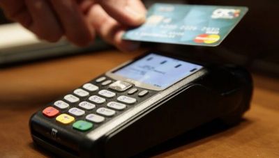 Νομοθετική ρύθμιση που μειώνει κατά 50% τις χρεώσεις στα POS