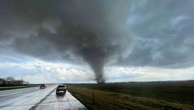 Δεκάδες ανεμοστρόβιλοι σάρωσαν τις ΗΠΑ