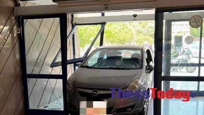Θεσσαλονίκη: Αυτοκίνητο «καρφώθηκε» σε είσοδο του Ιπποκράτειου νοσοκομείου