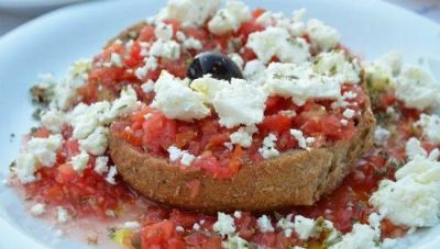 Taste Atlas: 8 ελληνικές σαλάτες στις 100 κορυφαίες παγκοσμίως-Πρωτιά για τον κρητικό ντάκο