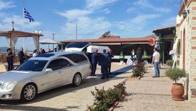 Θρήνος στην κηδεία της 28χρονης Κυριακής που έπεσε νεκρή έξω από το ΑΤ Αγίων Αναργύρων