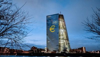 Bloomberg: Σταδιακές μειώσεις των επιτοκίων από τον Ιούνιο βλέπουν οι αναλυτές