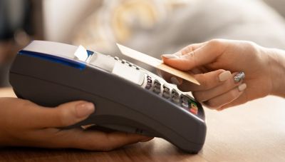 Έλεγχοι της ΑΑΔΕ σε όλες τις επιχειρήσεις για διασύνδεση POS-ταμειακών