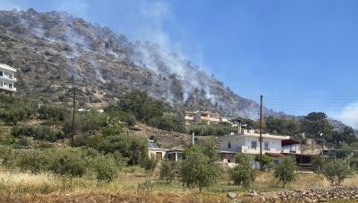 Σχινοκάψαλα: Ανεξέλεγκτη η φωτιά-Ζημιές σε κατοικίες, άνδρας υπέστη εγκαύματα (φωτο)