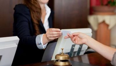 Τουρισμός: Έλλειψη προσωπικού και φέτος – “Καμπανάκι’’ για τις υπογραφές των συμβάσεων