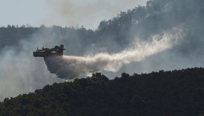 Φωτιά στην Εύβοια: Αναζωπύρωση πάνω από το χωριό Αφράτι
