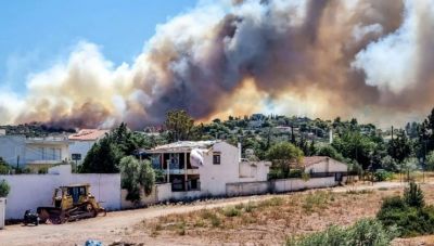 Φωτιά στο Κορωπί: Έφτασε στα 5 μέτρα από τα σπίτια
