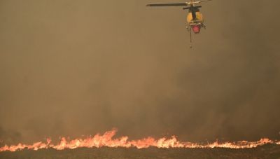 Φωτιά στον Βαρνάβα: 26 εναέρια μέσα και πάνω από 300 πυροσβέστες στη μάχη με τις φλόγες - Μηνύματα από το 112 για εκκενώσεις