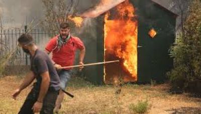 Φωτιά στον Βαρνάβα: Πάνω από 10 απεγκλωβισμοί κατοίκων