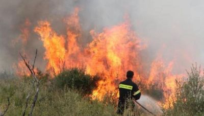 Μπαράζ μηνυμάτων από το 112 - Φωτιές σε σε Μέγαρα, Βαρνάβα και Λαγκαδά