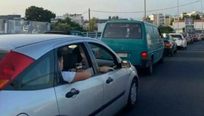 Εκτροπή της κυκλοφορίας λόγω της φωτιάς στα Μέγαρα