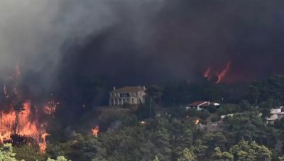 Φωτιά στο Βαρνάβα: Κάηκαν σπίτια - Εγκλωβίστηκε κόσμος σε αυτοκίνητα