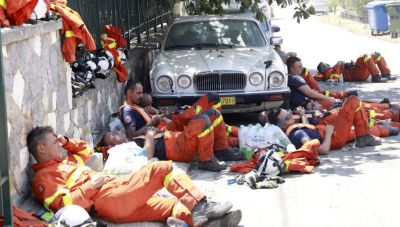 Φωτιά στη ΒΑ Αττική: Συγκλονιστικές φωτογραφίες από εξουθενωμένους πυροσβέστες ξαπλωμένους στον δρόμο