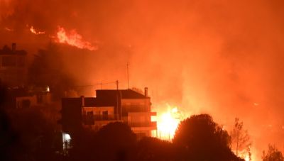 Φωτιά Αττική: Μάχη με διάσπαρτες εστίες σε Πεντέλη και Μαραθώνα -  Στάχτη πάνω από 100.000 στρέμματα (LIVE)