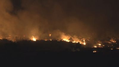 Φωτιά στη ΒΑ Αττική: Διάσπαρτες εστίες στη Λ. Μαραθώνος – Η πυροσβεστική δημιουργεί αντιπυρικές ζώνες