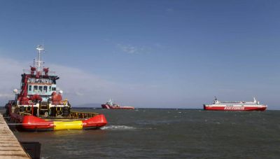 Στο Λαύριο τα πλοία που κατευθύνονταν προς Ραφήνα λόγω της φωτιάς στην Αττική