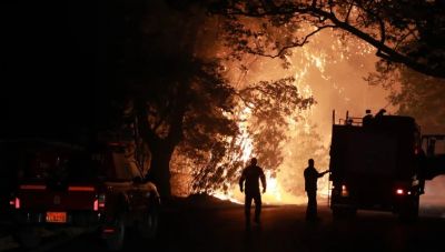 Δραματική η κατάσταση από τη φωτιά στην Αττική - Καίγονται σπίτια - Συνεχείς αναζωπυρώσεις (LIVE)