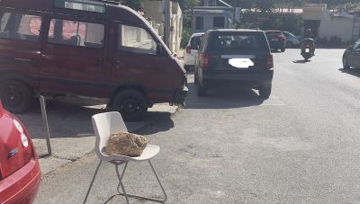 Ηράκλειο: Η κοτρώνα πάνω στην καρέκλα για να «καβατζώσει» το πάρκινγκ (Φωτο)