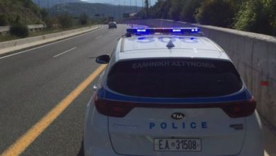 Έβρος: Μετέφερε 10 παράνομους μετανάστες, αγνόησε σήμα στάσης από την αστυνομία, προσέκρουσε σε μπάρες