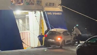 Άνδρος: Ένιωσα ότι θα πέσω στη θάλασσα - Τι λέει η οδηγός του ΙΧ που βρέθηκε στον «αέρα»