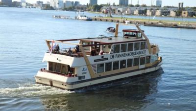 Ολλανδία: Πλωτή κρεπερί προσέκρουσε σε προκυμαία – 14 άνθρωποι τραυματίστηκαν