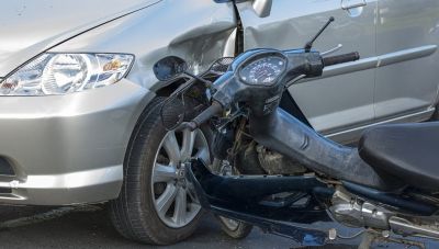 Ηράκλειο: Δίκυκλο προσέκρουσε σε σταθμευμένο αυτοκίνητο-Τραυματίστηκαν οι ανήλικοι επιβαίνοντες