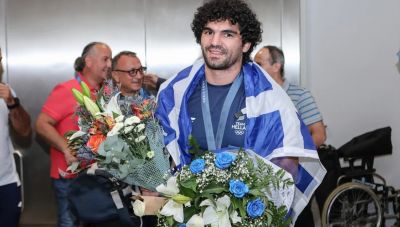 Ο «χάλκινος» Θοδωρής Τσελίδης επέστρεψε από το Παρίσι και αποθεώθηκε στο αεροδρόμιο