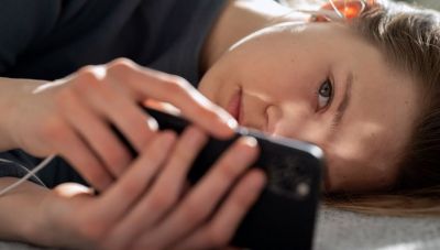 Το σκρολάρισμα στα social media επιδεινώνει την πλήξη, σύμφωνα με έρευνα