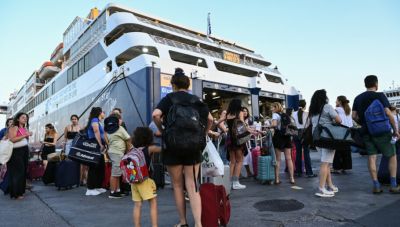 Φεύγουν οι τελευταίοι αδειούχοι του Αυγούστου - Με υψηλή πληρότητα τα πλοία και για την Κρήτη