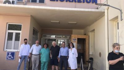 Ο Μπόρις Τζόνσον στο νοσοκομείο Καρύστου