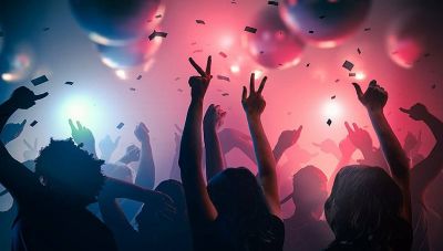 Μύκονος: Το ξεφάντωμα στο παράνομο πάρτι – Ειδικά βραχιολάκια και barcode