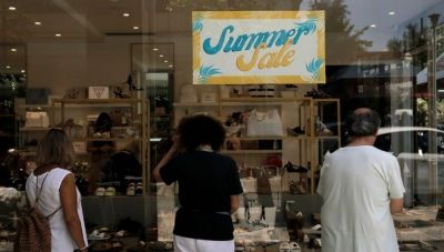 Χαμηλές «πτήσεις» στην αγορά τον πρώτο μήνα των θερινών εκπτώσεων