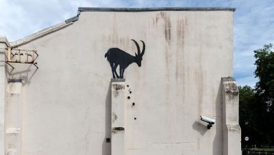 Νέο έργο του Banksy στο Λονδίνο: «Κατσίκα προσπαθεί να επιβιώσει» – Οι ερμηνείες των χρηστών στα social media