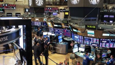 Wall Street: Ανακάμπτουν διστακτικά οι δείκτες μετά το δραματικό sell off