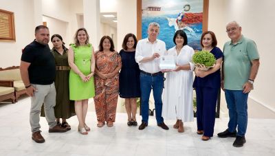 Τιμητική πλακέτα στον Περιφερειάρχη Κρήτης από τους διοργανωτές του Φεστιβάλ Κρητικής Κουζίνας