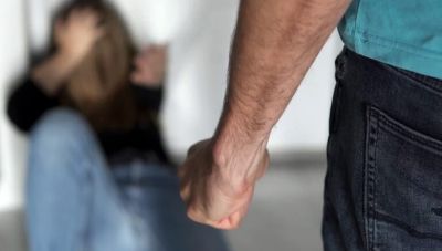 Γυναικοκτονία στη Θεσσαλονίκη: Στον εισαγγελέα τη Δευτέρα άντρας που σκότωσε την σύζυγό του και τραυμάτισε τον γιο της