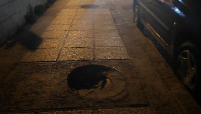 Ηράκλειο: Επικίνδυνη λακκούβα για τους πεζούς σε έναν από τους κεντρικούς δρόμους της πόλης (Φωτο)