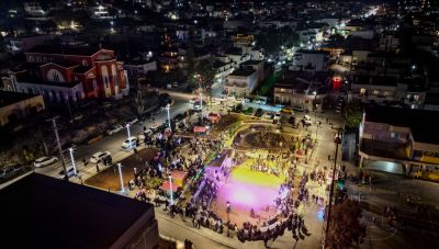 Φωταγωγήθηκε το χριστουγεννιάτικο δέντρο στο Αρκαλοχώρι