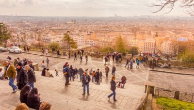 FT: Η πολιτική κρίση στη Γαλλία αναδεικνύει το success story της Ελλάδας