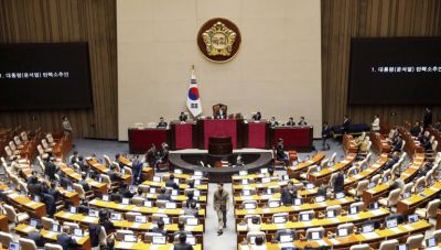 Νότια Κορέα: Το κοινοβούλιο ψήφισε την καθαίρεση του προέδρου – Δεκάδες χιλιάδες διαδηλωτές έξω από την Εθνοσυνέλευση