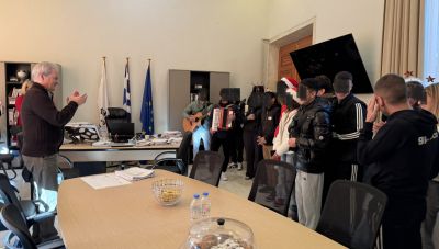 Κάλαντα στο Δήμαρχο Ηρακλείου Αλέξη Καλοκαιρινό από το Γενικό Λύκειο της Νέας Αλικαρνασσού
