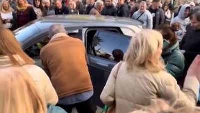 Χαλάνδρι: «Κατέβηκα να της πάρω ένα λουλούδι» – Τι είπε o οδηγός που δημιούργησε κυκλοφοριακό χάος