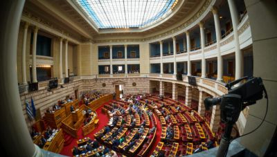 Βουλή: Ανεξαρτητοποίηση Ευάγγελου Αποστολάκη από τον ΣΥΡΙΖΑ – Παραίτηση Γεώργιου Αποστολάκη από τη Νίκη