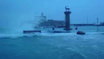 Σε εξέλιξη το κύμα κακοκαιρίας στη Ρόδο – Σε ετοιμότητα η Πολιτική Προστασία