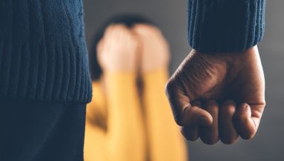 Νέα στοιχεία για τον δεύτερο αστυνομικό της Βουλής που κατηγορείται για ενδοοικογενειακή βία – «Καθαρό» το παρελθόν του