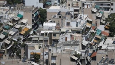Αυξάνονται οι μισθοί, αλλά ακριβαίνουν τα σπίτια: Θολό το όνειρο απόκτησης κατοικίας