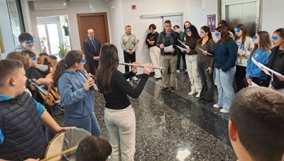 Τα... έψαλαν στον Δήμαρχο Ρεθύμνου οι χορωδίες του Μουσικού Γυμνασίου-Λυκείου και 2ου Γυμνασίου