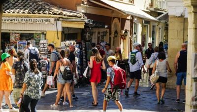 Προσέγγισαν τα 21 δισ. ευρώ τα τουριστικά έσοδα το δεκάμηνο του 2024