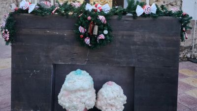 Ένα... τζάκι στολίστηκε στην πλατεία του Πατσιδέρου ενόψει Χριστουγέννων (Φωτο)